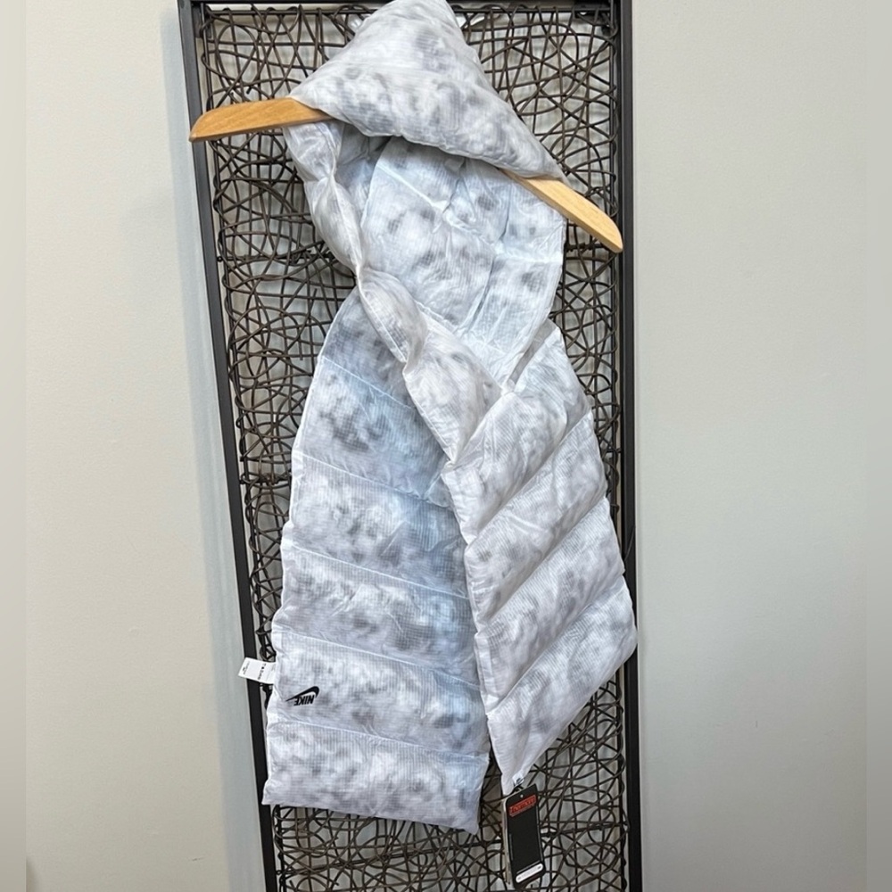 Nike Unisex Thermore Insulated Scarf in white and gray marble NEW